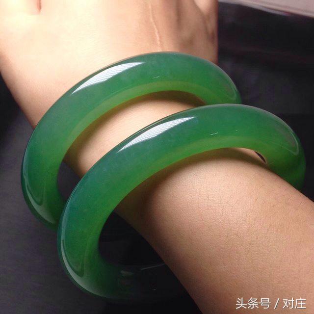 3万块钱买的手镯只值1万可以退吗,如何挑选翡翠手镯及保养