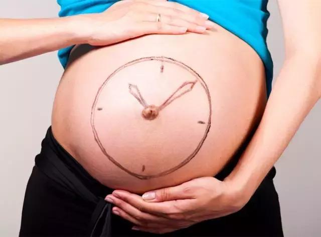 预产期40周到了，宝宝还没发动，继续等待还是催产？