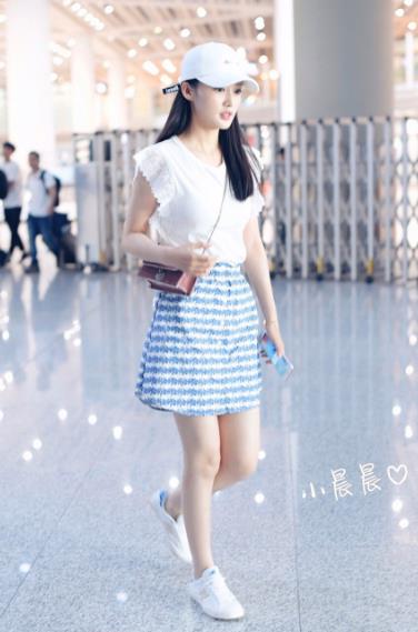 李沁现身机场，Sandro上衣，搭配气质短裙，小姐姐*服私**品味不错