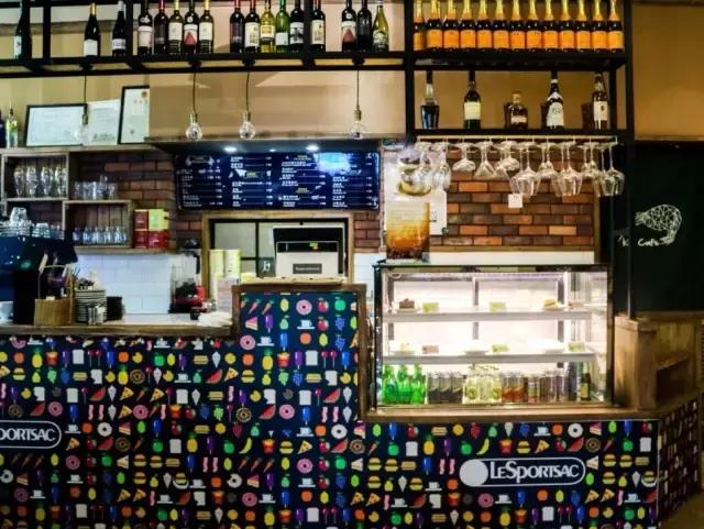 超级玛丽溜进了咖啡馆，扬言不服来战！