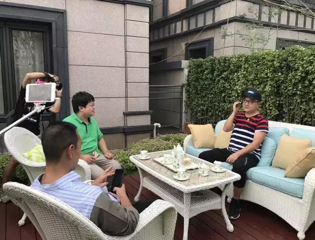 这个周末一边听董路唱歌，一边听佳爷杨洋侃房~