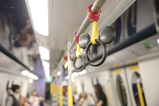 白天去逛迪斯尼,晚上香槟泡泡浴,女孩子去香港应该这么玩