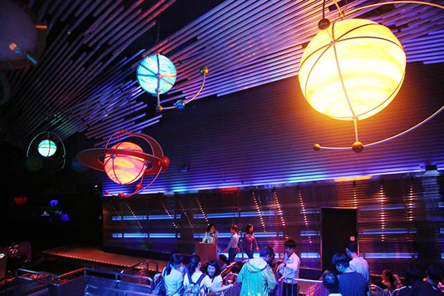 白天去逛迪斯尼,晚上香槟泡泡浴,女孩子去香港应该这么玩