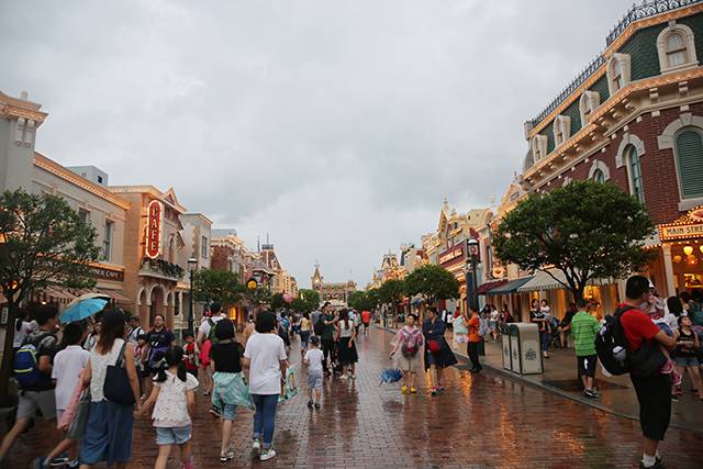 白天去逛迪斯尼,晚上香槟泡泡浴,女孩子去香港应该这么玩