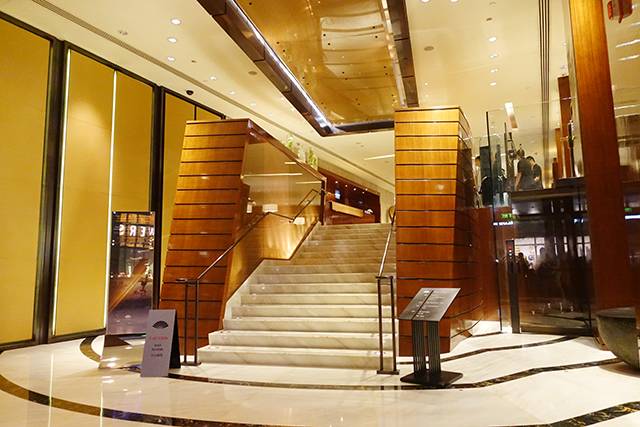 白天去逛迪斯尼,晚上香槟泡泡浴,女孩子去香港应该这么玩