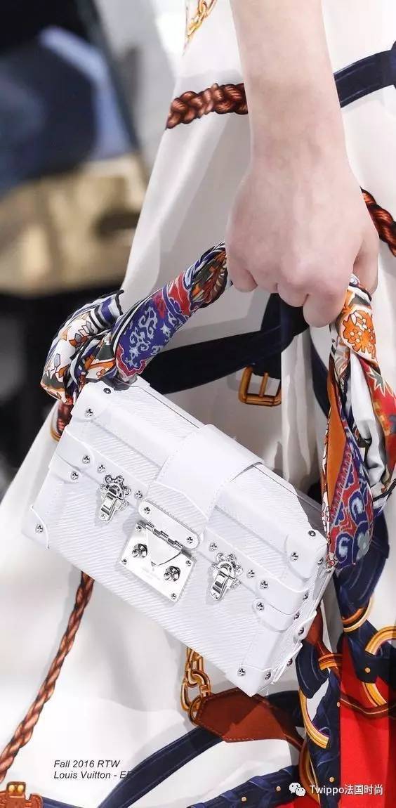 迷你小肩包,现在还流行小皮包包吗