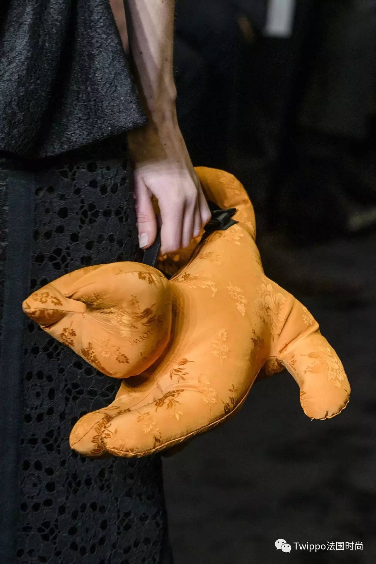 迷你小肩包,现在还流行小皮包包吗