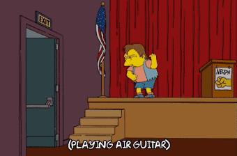 弹吉他像个疯子的人,弹空气吉他