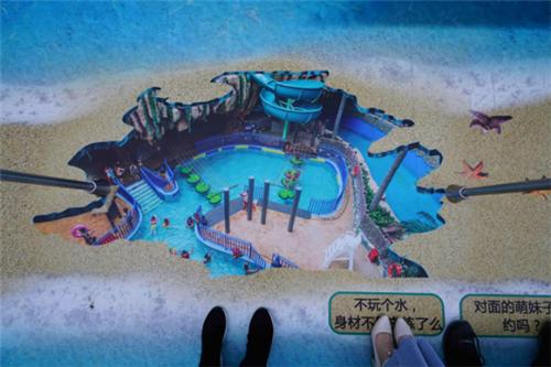 “万达乐园欢乐号”亮相1号线沙滩海浪梦幻又充满童趣