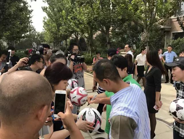 这个周末一边听董路唱歌，一边听佳爷杨洋侃房~