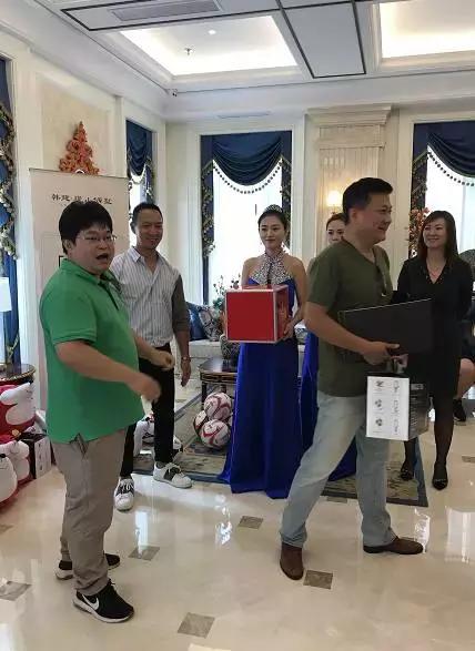 这个周末一边听董路唱歌，一边听佳爷杨洋侃房~