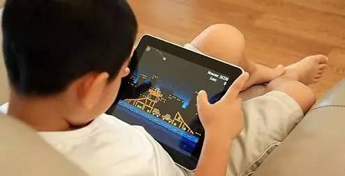 低头族别再谋杀颈椎了,学生经常低头颈椎危害案例