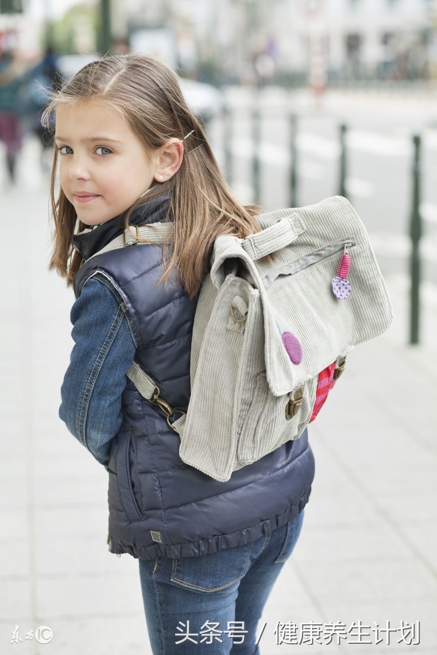 书被压卷了怎么处理,背书包的时候很重怎么办