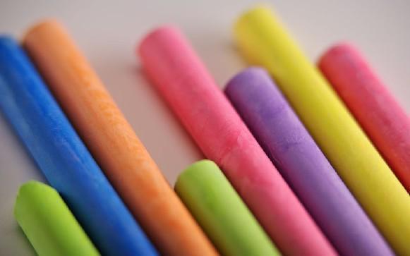彩色铅笔童年,彩色粉笔续写未来