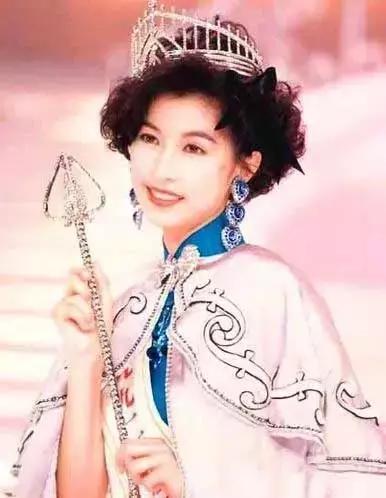 港姐70年：从豪门儿媳，到街边站台，背后是香港经济的大洗牌