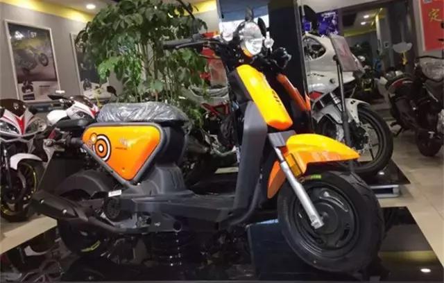 qj500和贝纳利502怎么选,贝纳利trk502x与凯越500x