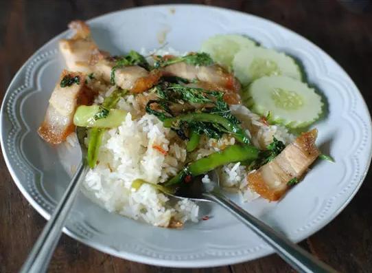 100万人民币去泰国能过什么样生活 (100元人民币在泰国能换多少钱)