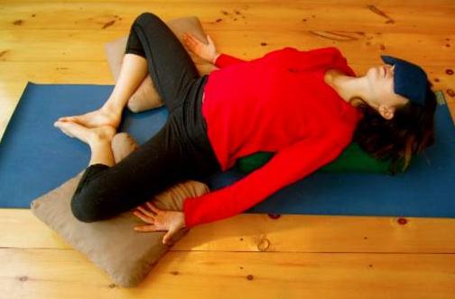 束角式瑜伽体式,瑜伽动作仰卧束角式