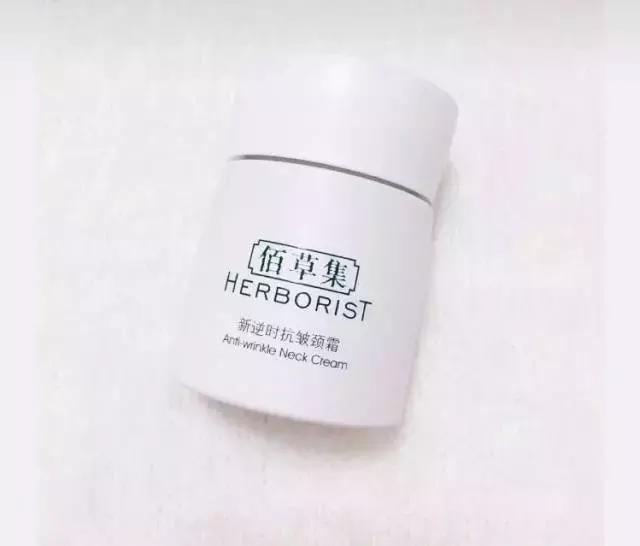 周冬雨和赵薇的合影,周冬雨赵薇对比