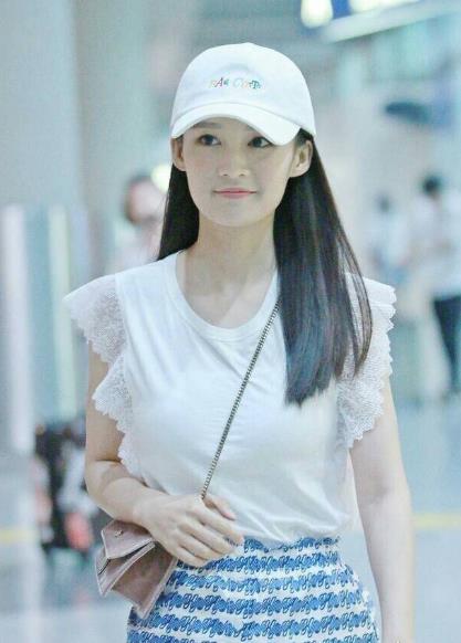 李沁现身机场，Sandro上衣，搭配气质短裙，小姐姐*服私**品味不错