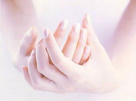 手上扎了木刺出了一点点血,手上扎了个刺变黑了