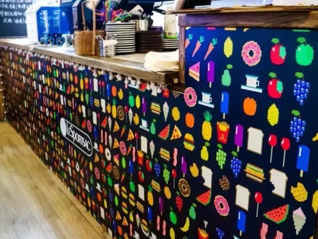 超级玛丽溜进了咖啡馆，扬言不服来战！