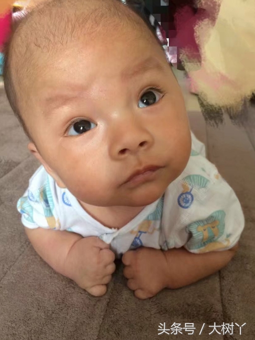 这个小师哥萌娃，年纪轻轻就有一大堆表情包了