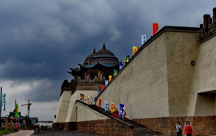 带着漂亮女友逛鄂尔多斯蒙古源流