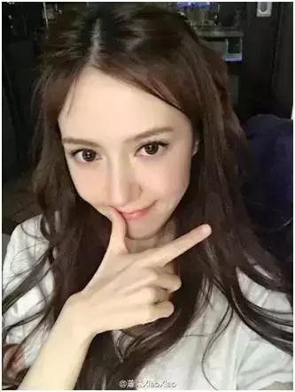 周冬雨和赵薇的合影,周冬雨赵薇对比