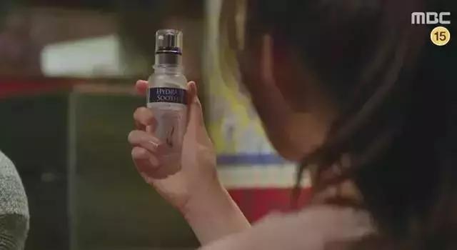 周冬雨和赵薇的合影,周冬雨赵薇对比