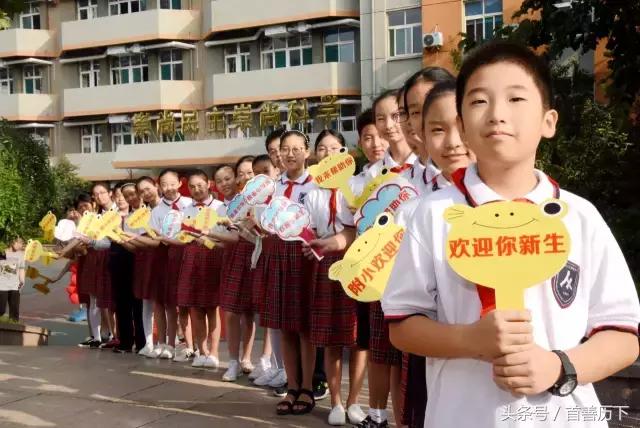 “特殊动车组”开进校园，历下区6万余学子喜迎开学！看到这些照片你心情会变好