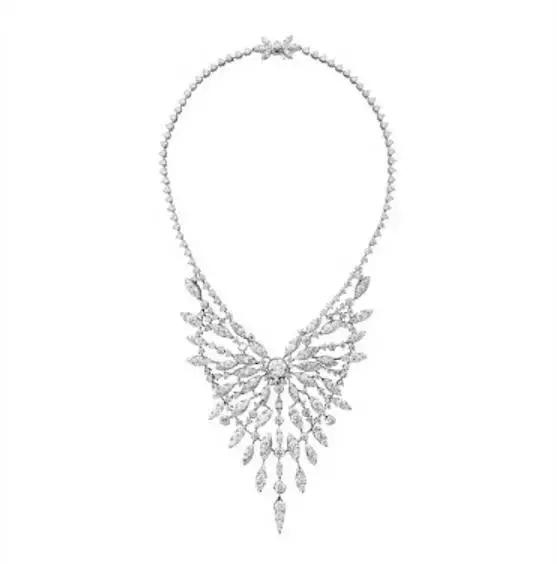 赵丽颖的项链价值百万,赵丽颖的字母项链