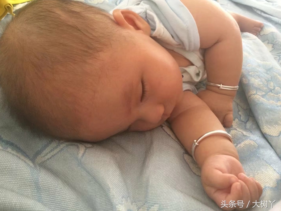 这个小师哥萌娃，年纪轻轻就有一大堆表情包了