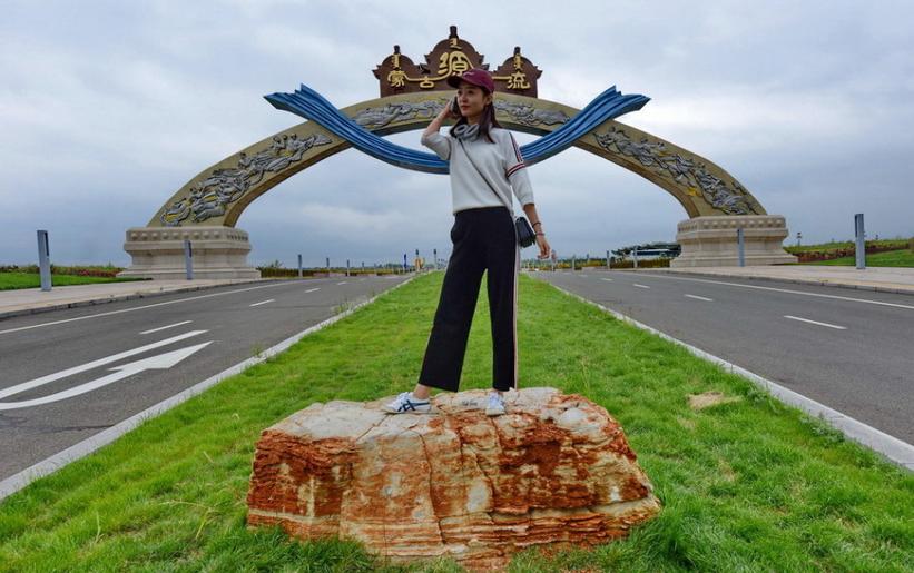 带着漂亮女友逛鄂尔多斯蒙古源流