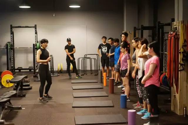 健身女日常穿衣,健身美女穿搭