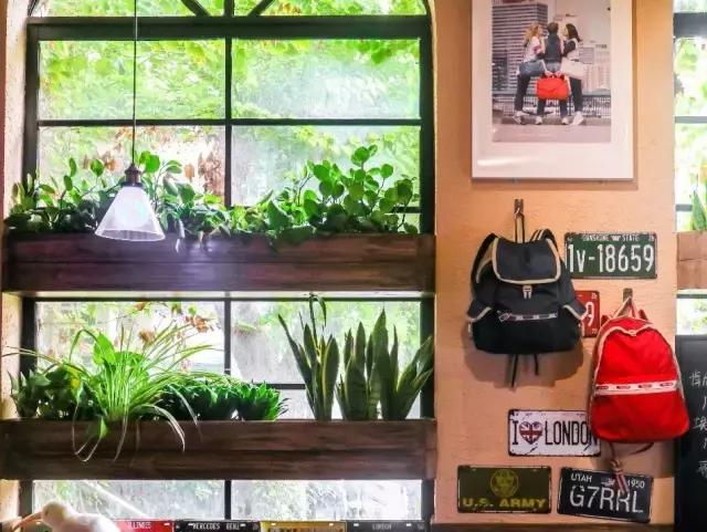 超级玛丽溜进了咖啡馆，扬言不服来战！