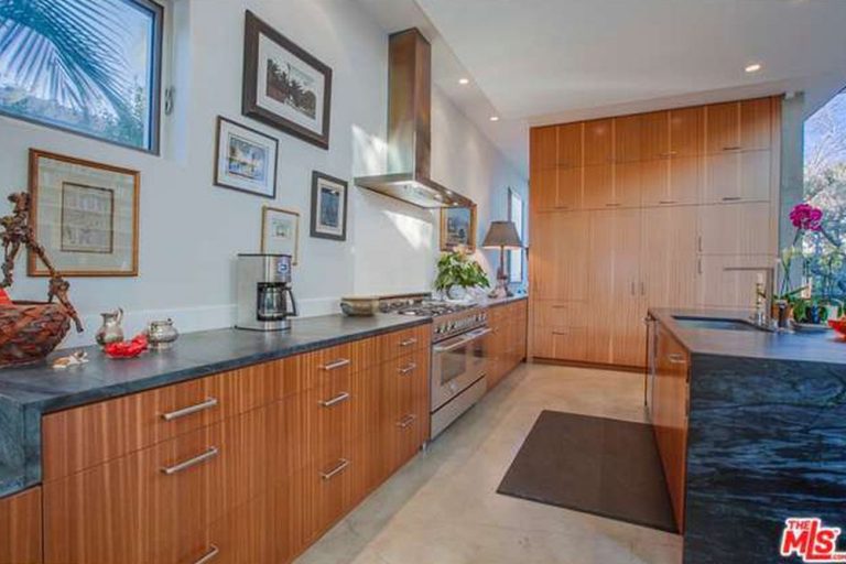 权游铁粉们听好了！“龙母”又多一个称号：中国明清家具爱好者