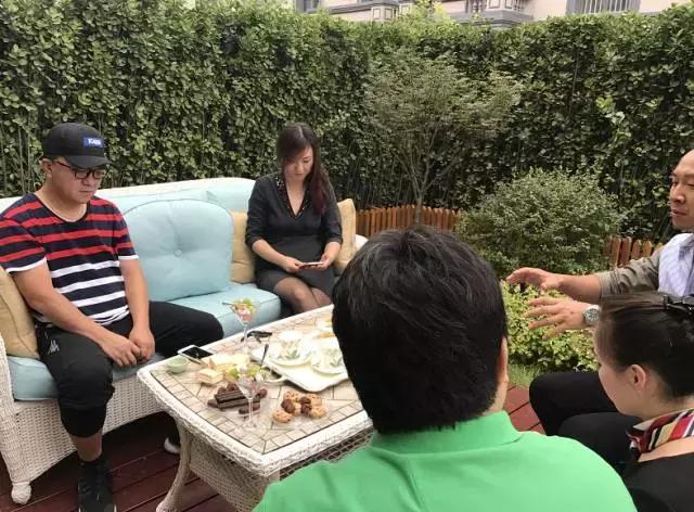 这个周末一边听董路唱歌，一边听佳爷杨洋侃房~