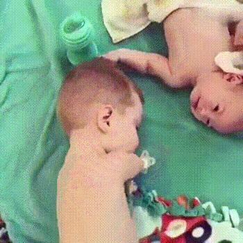 残疾无手小男孩,残疾男孩给弟弟奶嘴