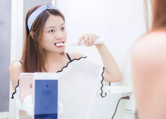 楚乔传搞笑花絮李沁赵丽颖,楚乔传李沁黄牙