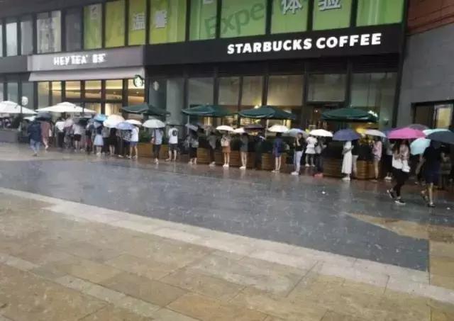 排队中的喜茶,喜茶刚出来的时候排队多久