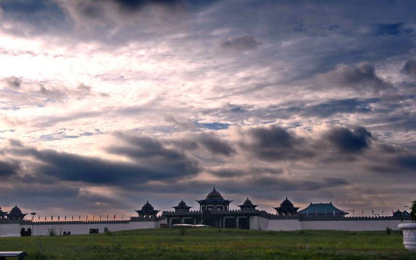 带着漂亮女友逛鄂尔多斯蒙古源流