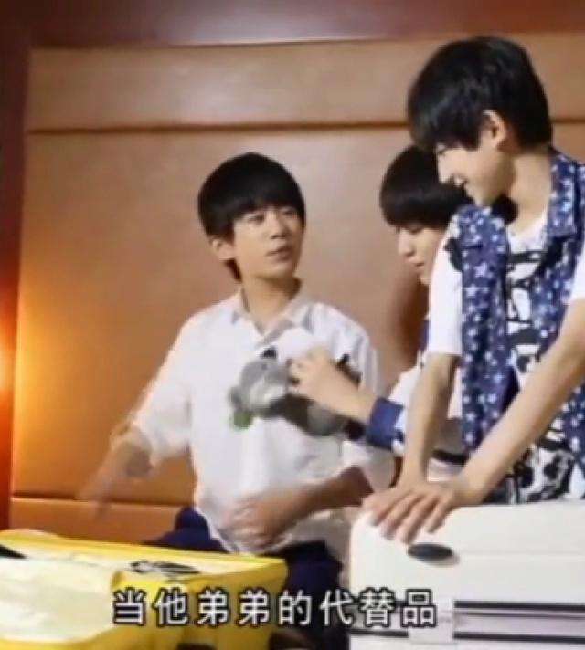 行李箱大揭秘：王俊凯考虑周全，鹿晗是十足的电玩控！