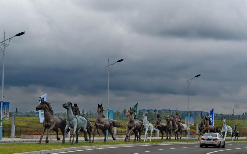 带着漂亮女友逛鄂尔多斯蒙古源流