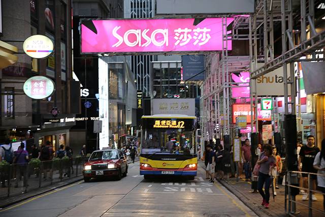 白天去逛迪斯尼,晚上香槟泡泡浴,女孩子去香港应该这么玩