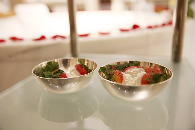 白天去逛迪斯尼,晚上香槟泡泡浴,女孩子去香港应该这么玩