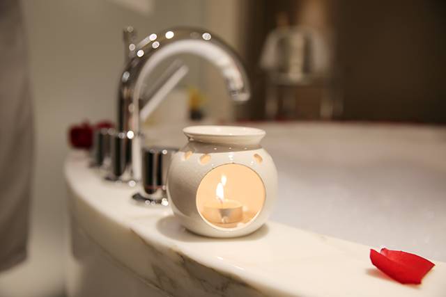 白天去逛迪斯尼,晚上香槟泡泡浴,女孩子去香港应该这么玩