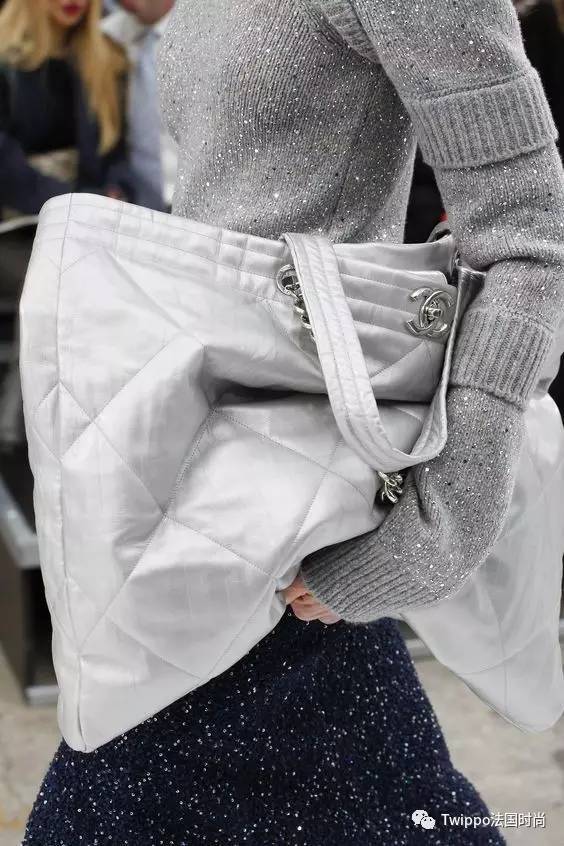 迷你小肩包,现在还流行小皮包包吗
