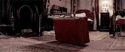 行李箱大揭秘：王俊凯考虑周全，鹿晗是十足的电玩控！