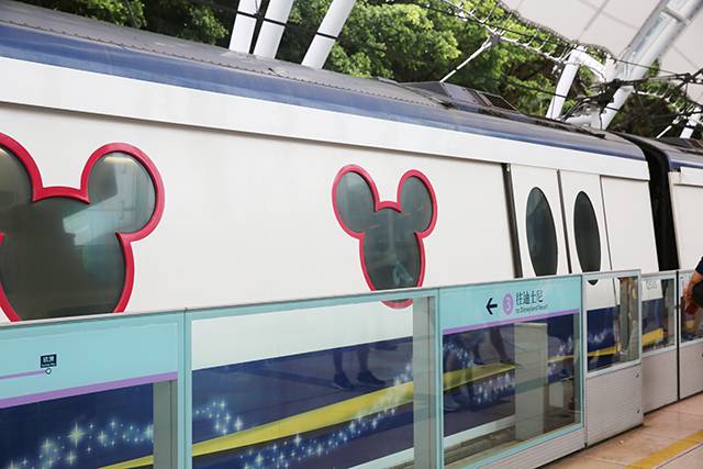 白天去逛迪斯尼,晚上香槟泡泡浴,女孩子去香港应该这么玩